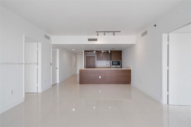 Building Photo - 475 Brickell Ave
