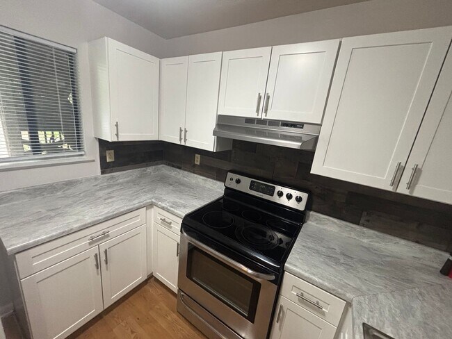 Building Photo - Newly renovated FIRST floor 2/2 - Will go fast