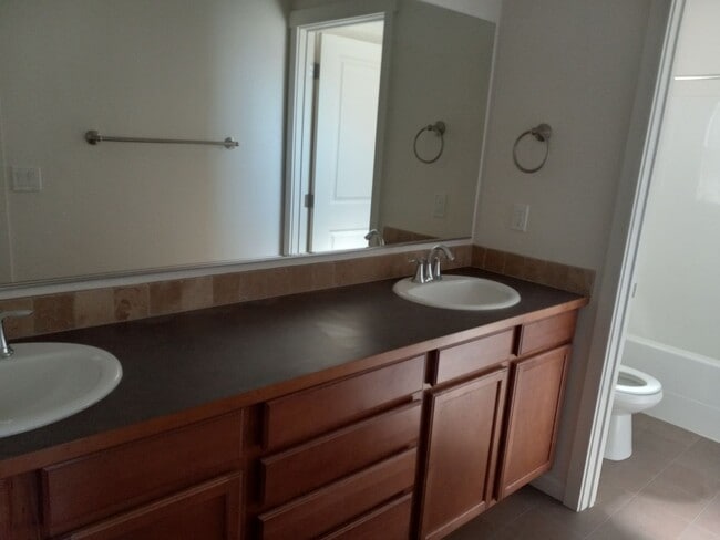 Building Photo - Stylish Comfort in the Heart of Pullman