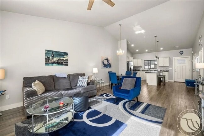 Building Photo - Super clean and Newer 2 bed 2 bath