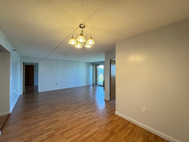 Building Photo - 200 Cove Way