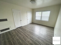 Building Photo - UPDATED TOP FLOOR 2BR/1BA IN SMALL AND QUI...
