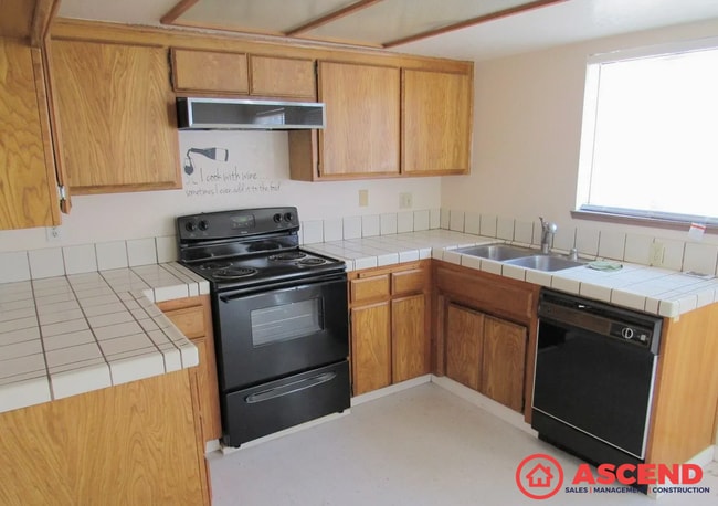 Building Photo - Dazzling Apartment Located Near Coffee Rd!