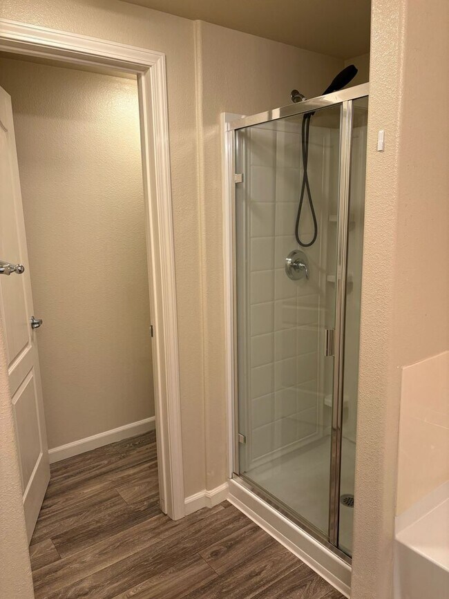 Building Photo - Modern Comfort in West Sacramento – 2 Bed,...