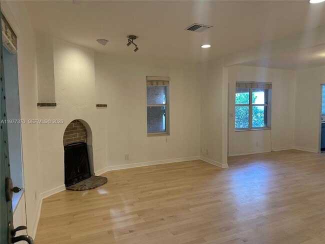 Building Photo - 725 Navarre Ave