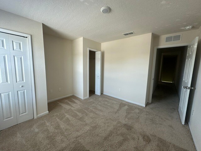 Building Photo - Modern 3 Bedroom Townhome Near River City Marketplace