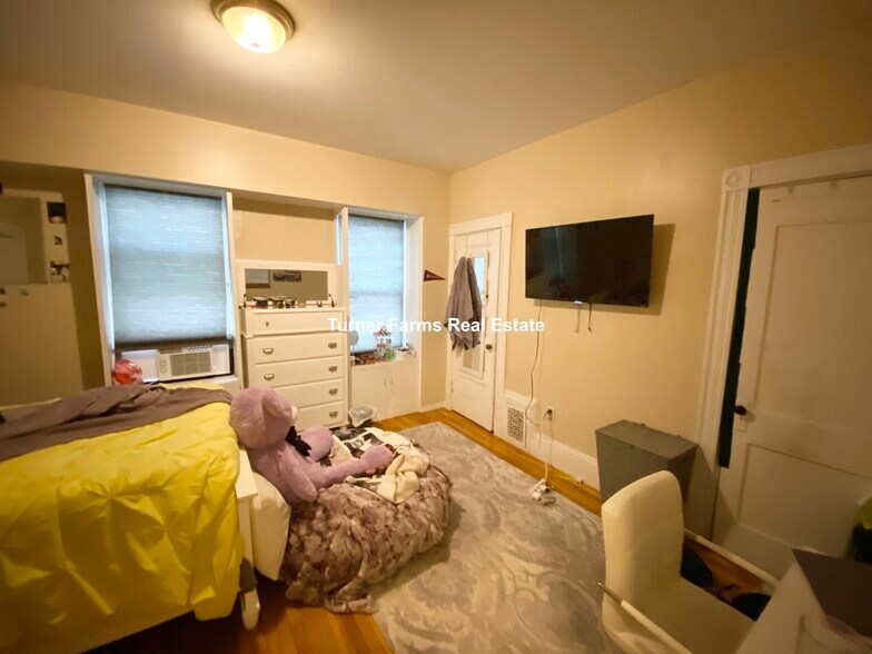 Building Photo - 10 Sachem St