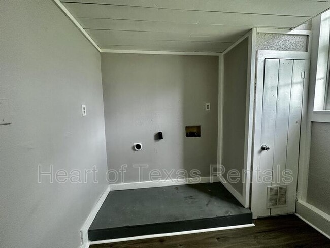 Building Photo - 2225 Pine Ave