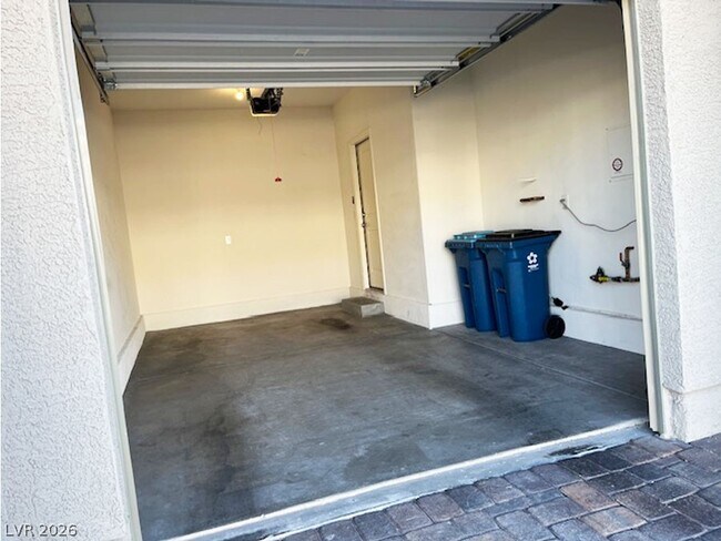 Building Photo - 5363 Lazy Breeze Ave