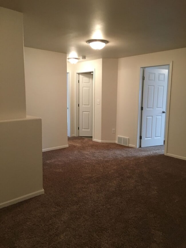 Building Photo - 3 Bed 2 Bath Twin Home