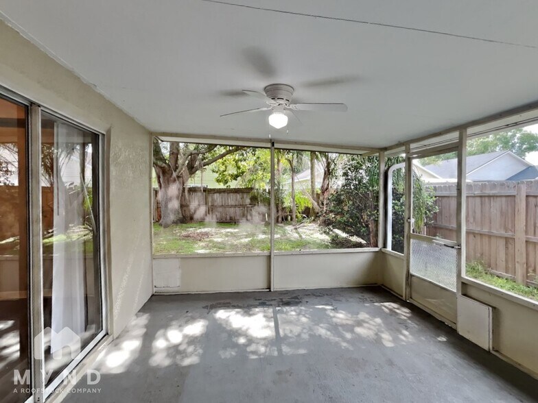 Building Photo - 4830 Fort Dodge St