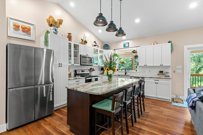 Building Photo - Spacious and Inviting - Beautifully-Mainta...