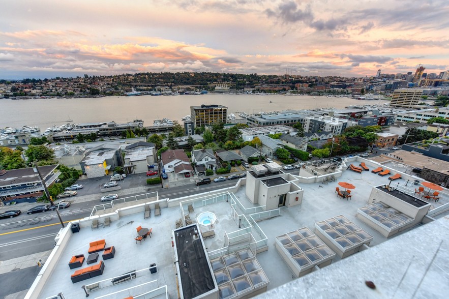 Community Rooftop Lounge Area - The Summit at Lake Union