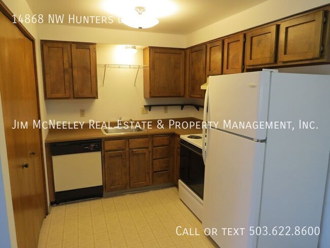 Building Photo - Low Maintenance 2 Bedroom Duplex