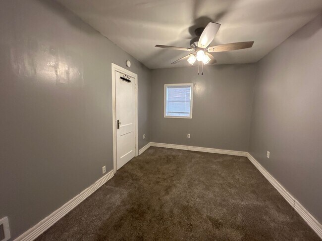 Building Photo - Charming 2-Bedroom, 1-Bathroom Home in South Bend