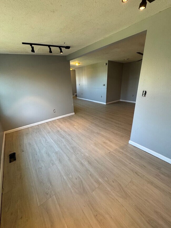 Building Photo - 3 bedroom/2 bath house