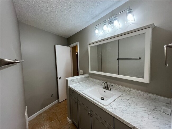 Building Photo - 2805 Big Bend Dr