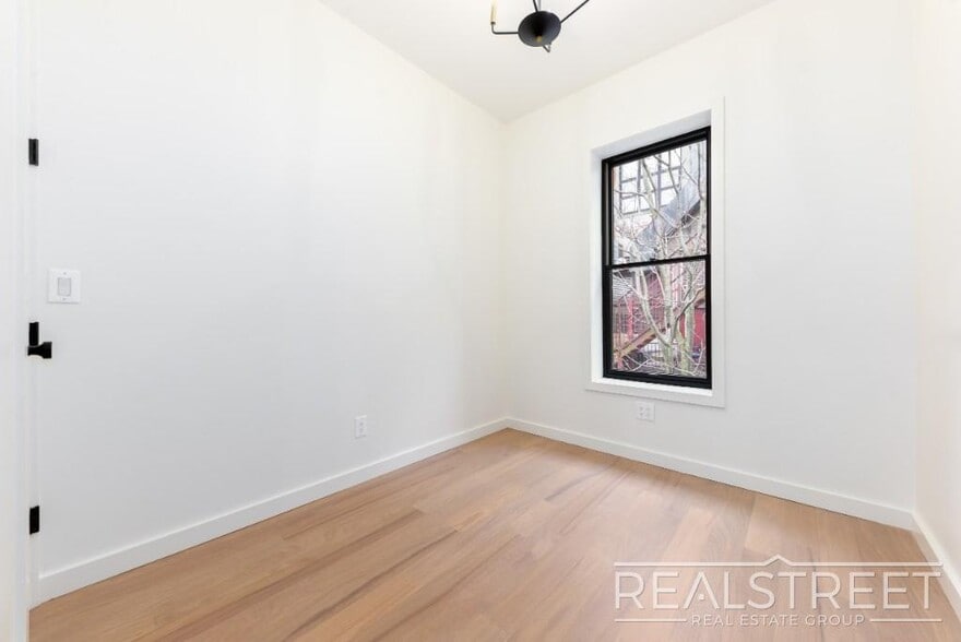 Building Photo - Stunning Brand New 3 Bed 2 Bath in Crown Heights Brownstone!