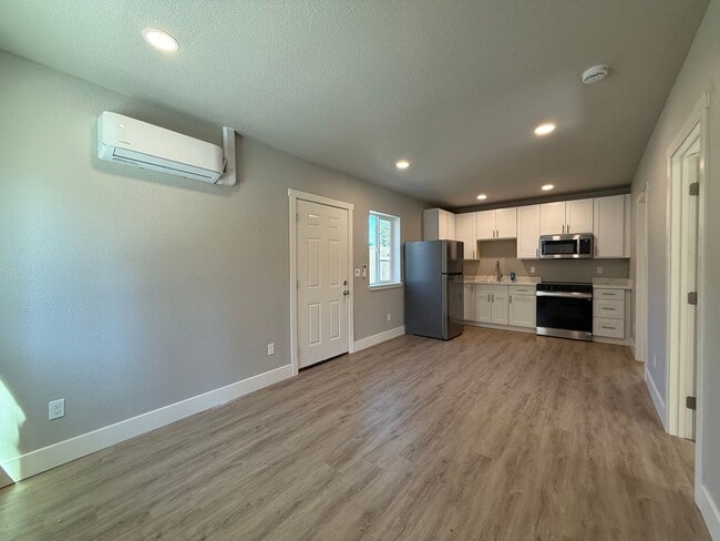 Building Photo - AVAILABLE NOW!  Newly Remodeled 1 bedroom, 1 bath in downtown area, won't last long!