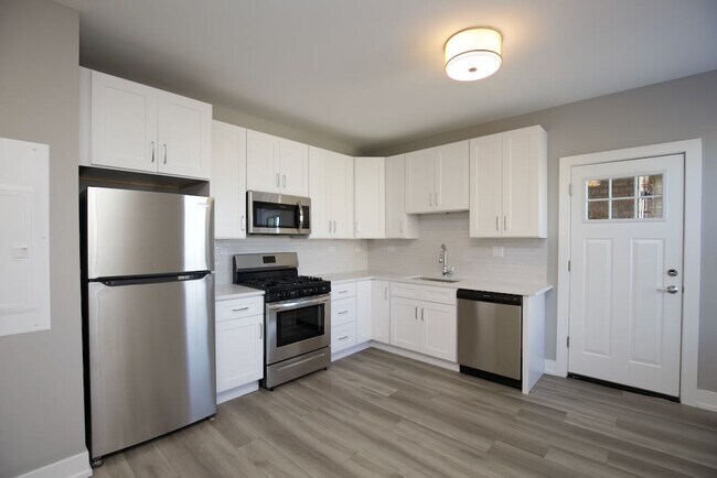 Building Photo - 3944 N Janssen Ave
