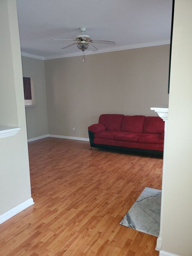 Building Photo - Beautiful 2 Bedroom 2 Bath Available 10/10...