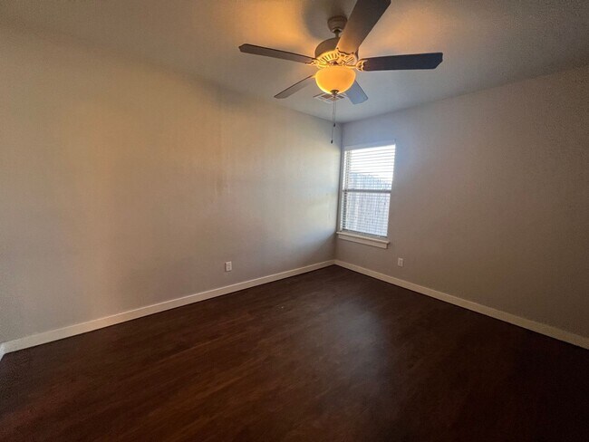 Building Photo - 3 Bed 2 Bath Duplex in Moore Schools!