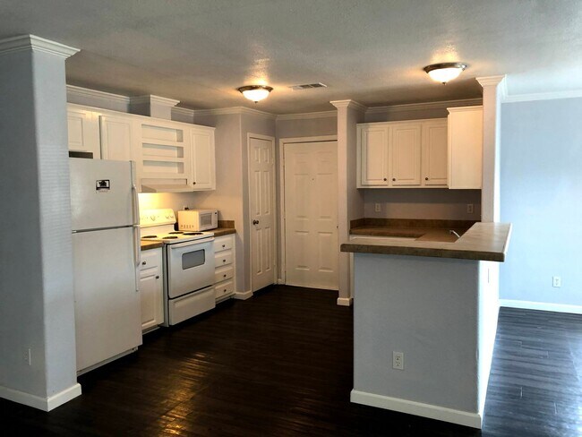 Building Photo - 140 Varsity Dr