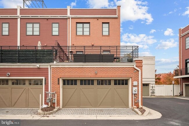 Building Photo - 710 E Howell Ave