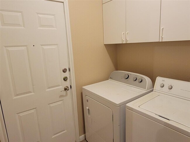 Building Photo - 2100 Pipers Field Dr