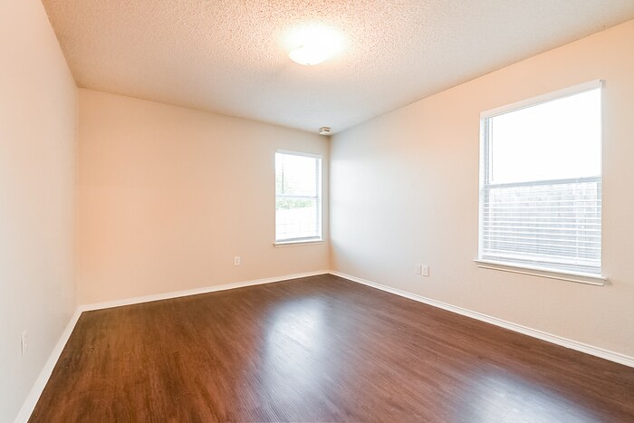 Building Photo - 616 White Swan Dr
