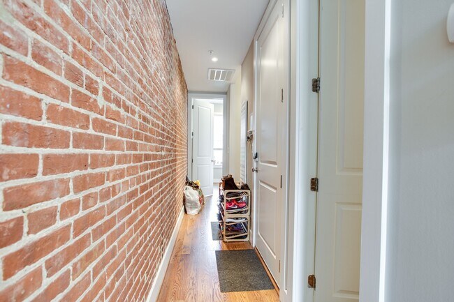 Building Photo - Marvelous Modern Mt Vernon Two-Bedroom!