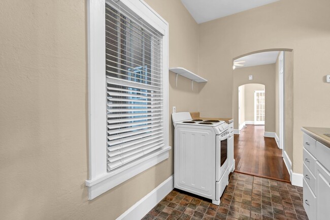 Building Photo - Charming and Spacious 2BR/1BA Unit in Hist...