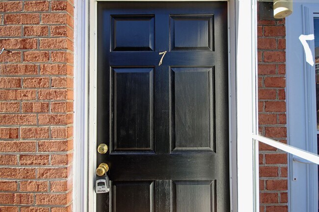 Building Photo - Student-Friendly Ivy Rd Apartment Near Foo...