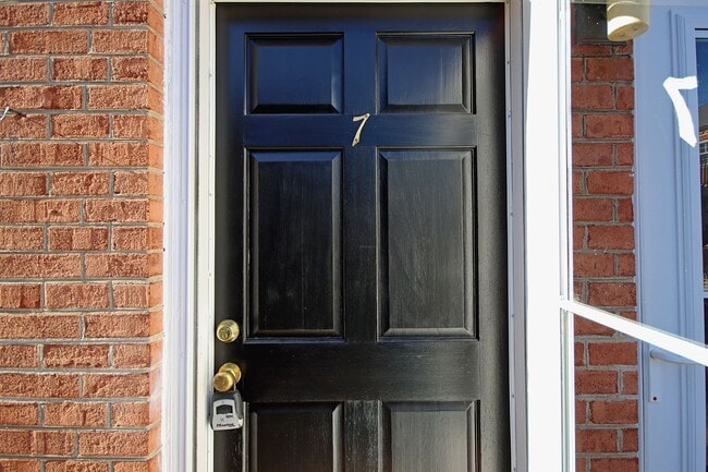 Building Photo - Student-Friendly Ivy Rd Apartment Near Foods of All Nations