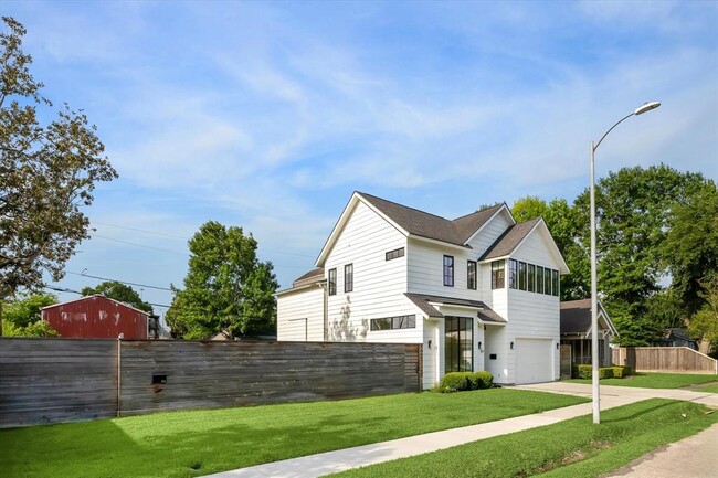 Building Photo - 205 E 25th St