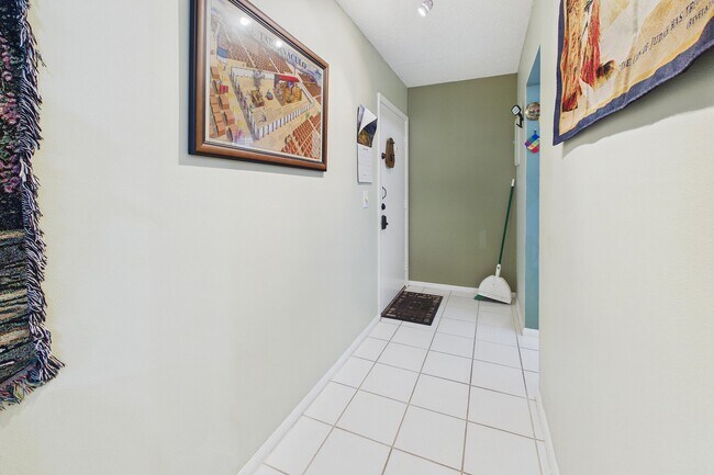 Building Photo - 8511 Old Country Manor