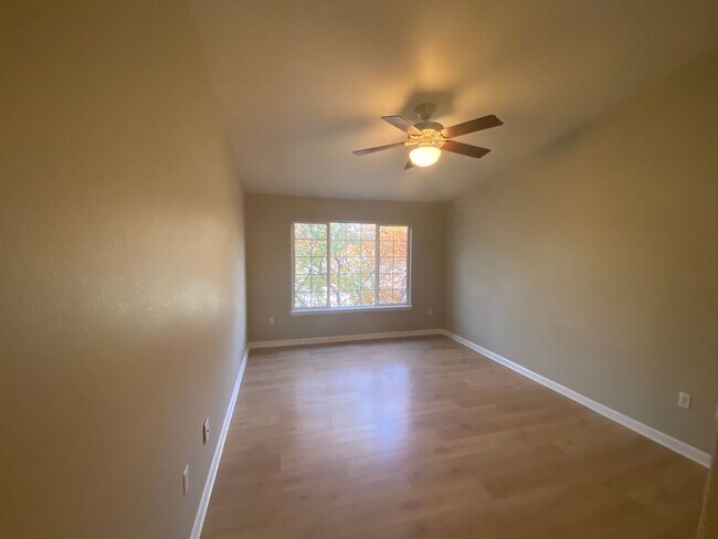 Building Photo - Nice 2 bedroom Condo right on the border o...
