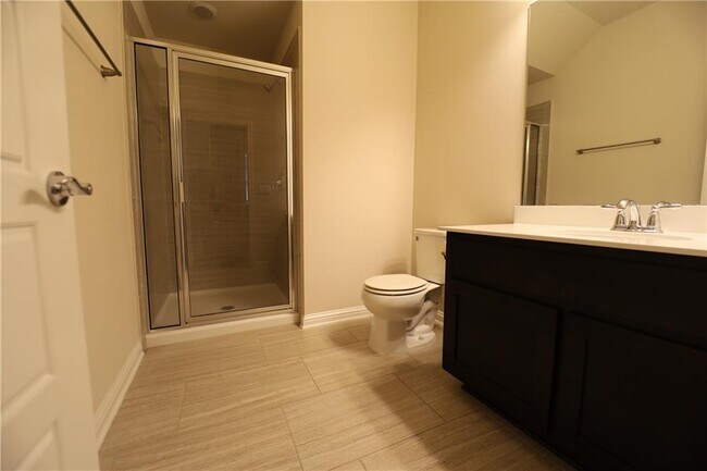 Building Photo - 13800 Lyndhurst St