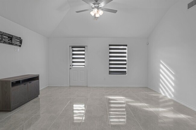 Building Photo - 5428 Encanto Dr