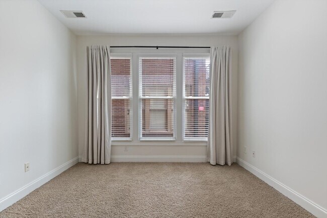 Building Photo - Germantown Modern Living!