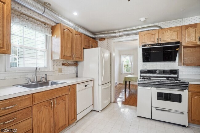 Building Photo - 10 Yorktown Terrace