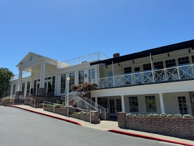 Building Photo - Tri-level townhome in highly desirable Dia...