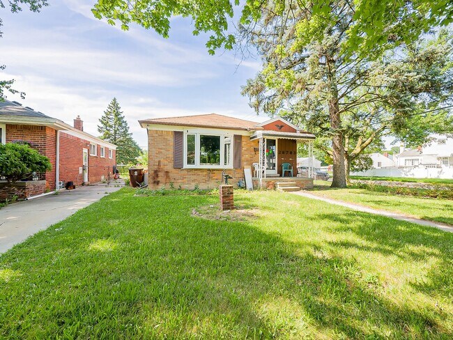 Building Photo - Charming 3-Bedroom Ranch in the Heart of Garden City