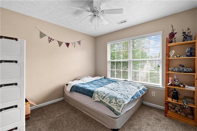 Building Photo - 38 Roxbury Ln