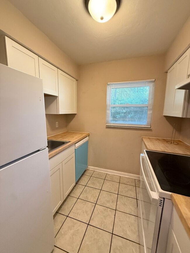 Building Photo - 1721 Active