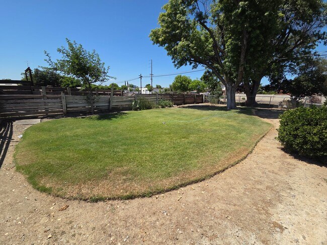 Building Photo - Peaceful 2 bedroom home