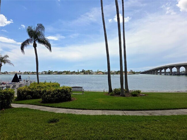 Building Photo - 5801 Bahia Del Mar Cir N