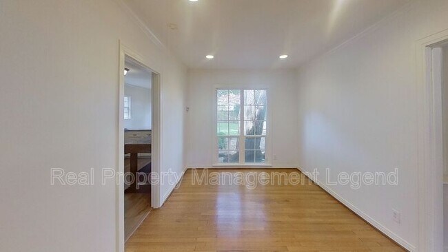 Building Photo - 5739 Kenwood Ave