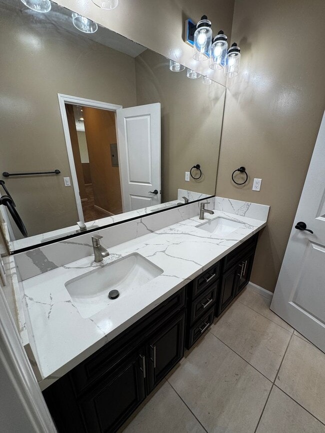 Building Photo - 5 Bedroom Home in El Cajon