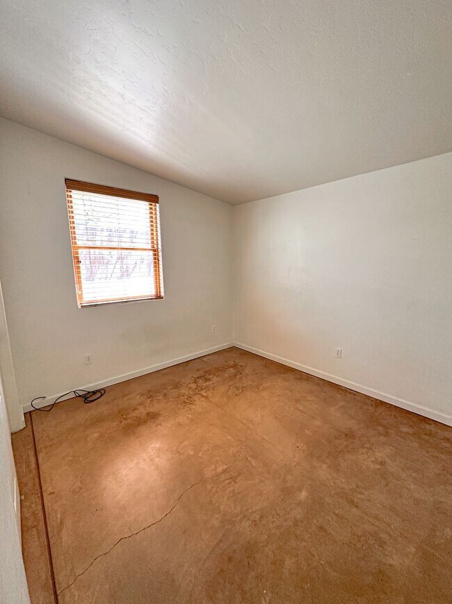 Building Photo - 3 bedroom 2 bath - close to Downtown